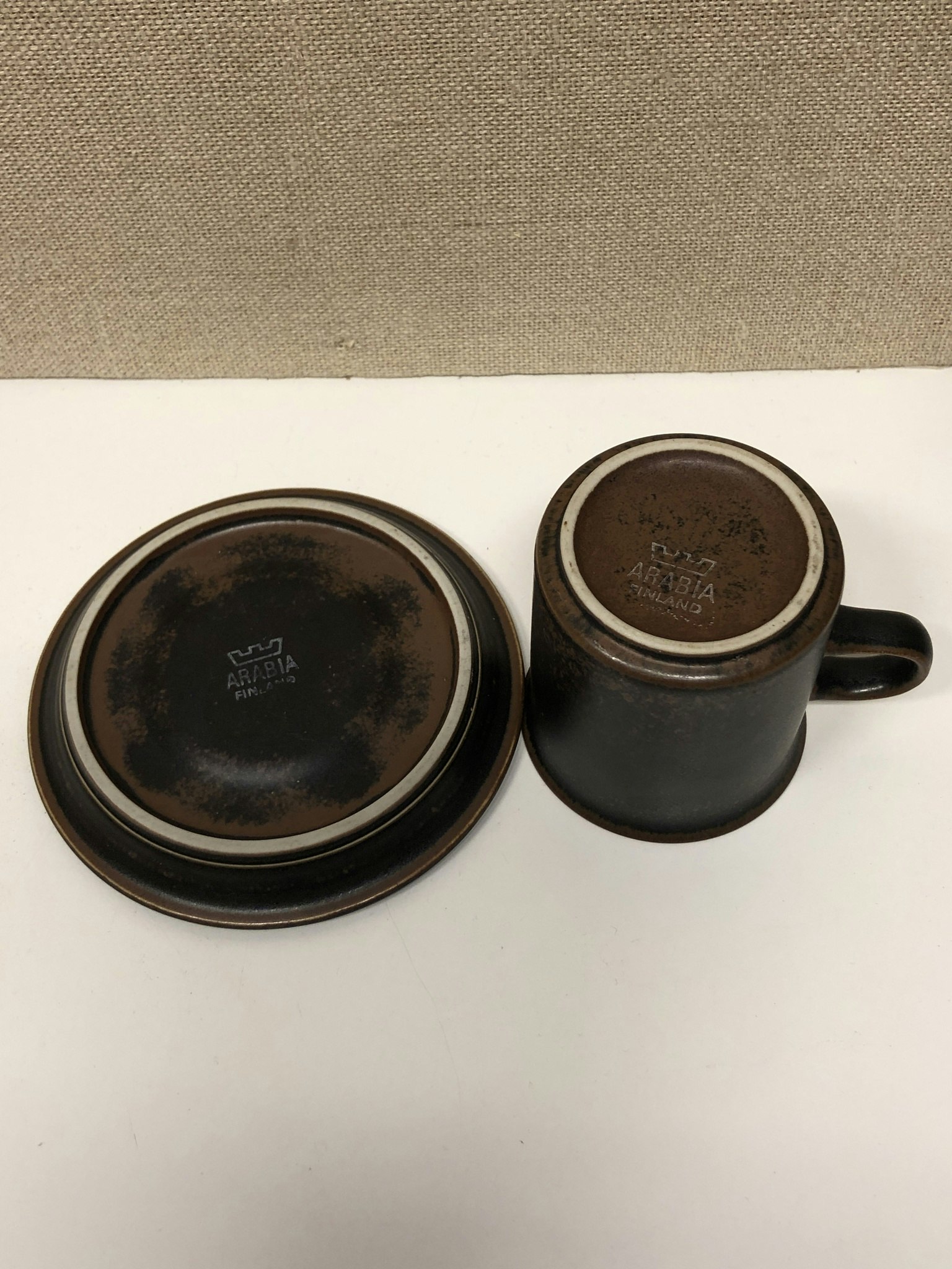 KAFFEKOPP MED FAT, stengods "Ruska" Ulla Procopé, Arabia.