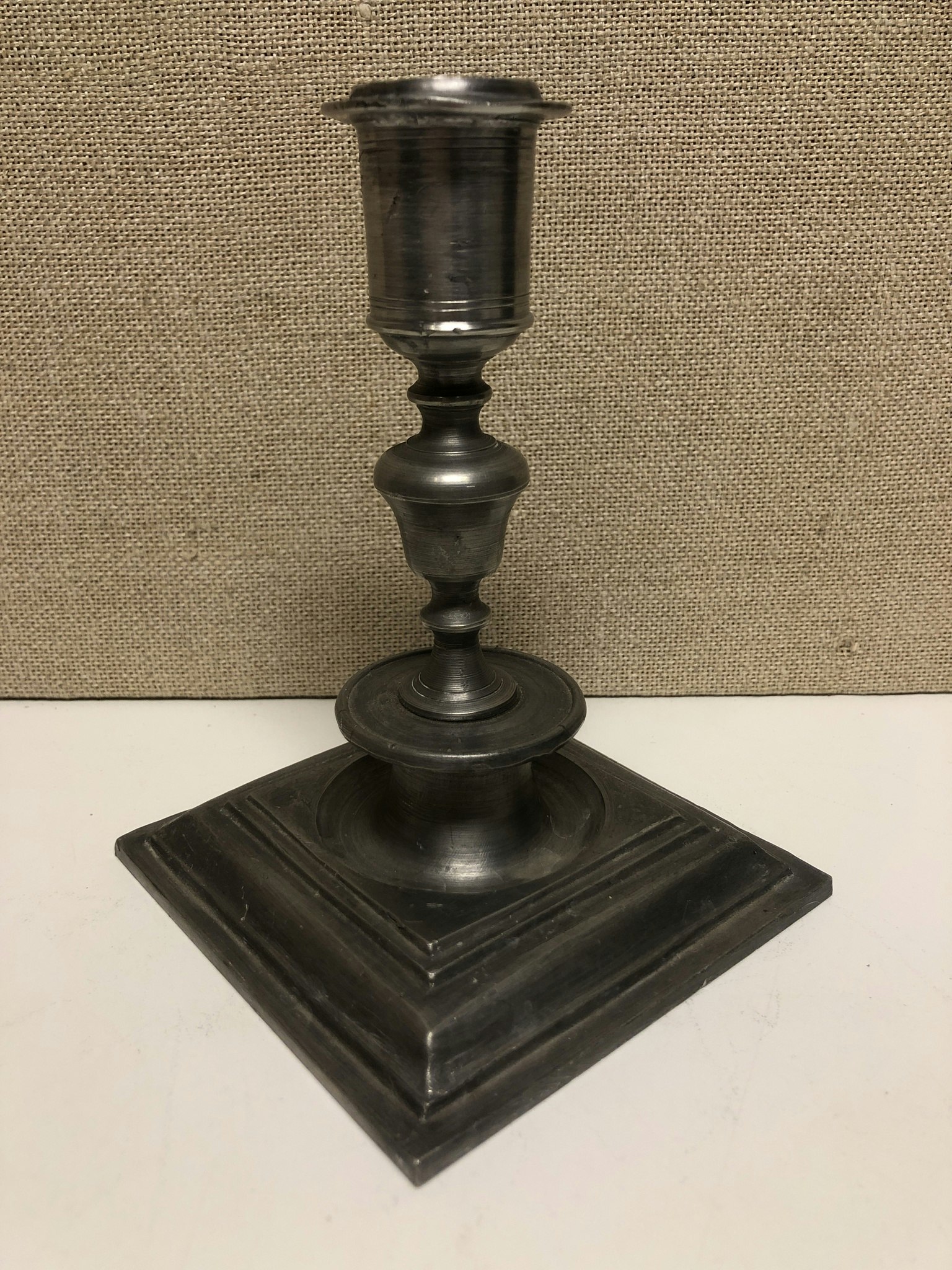LJUSSTAKE, tenn, barockstil, 1900-tal.