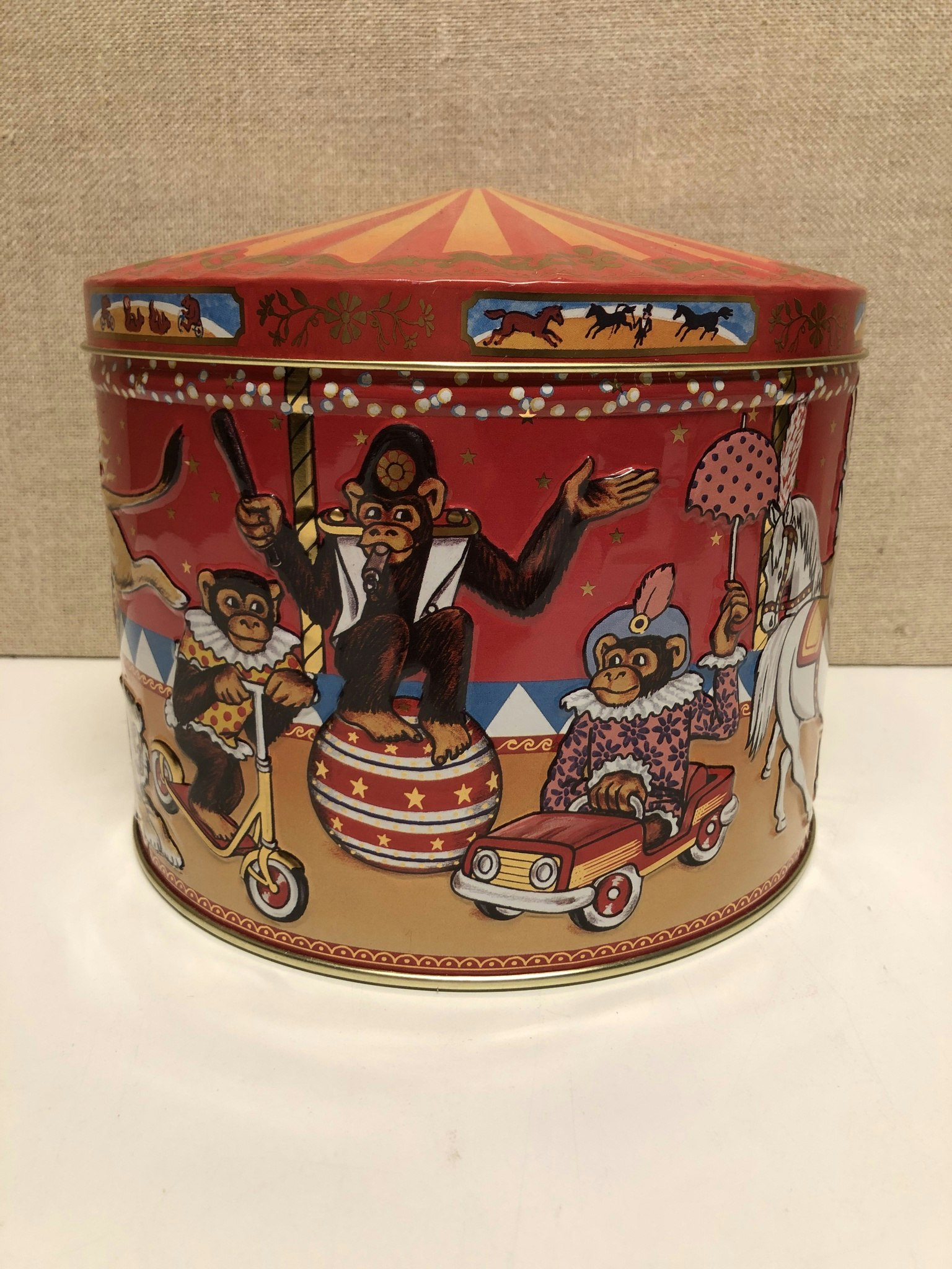 PLÅTBURK, cirkus, design Poul Friis.