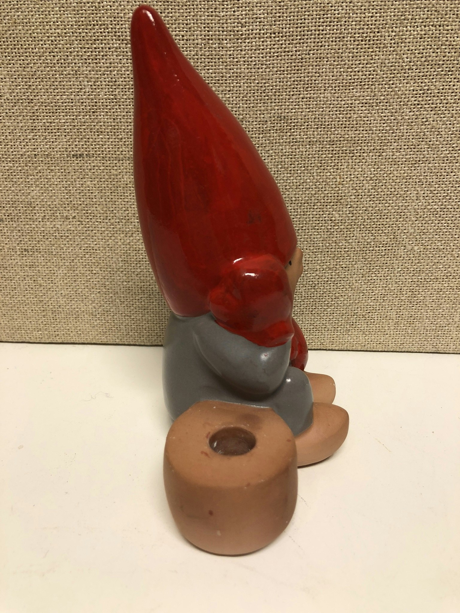 FIGURIN, Ljusstake, Sittande tomte, Lisa Larson Gustavsberg 1900-tal