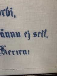 VÄGGBONAD, broderad textil, ordspråk, 1900-talets andra hälft.