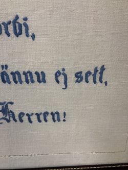 VÄGGBONAD, broderad textil, ordspråk, 1900-talets andra hälft.