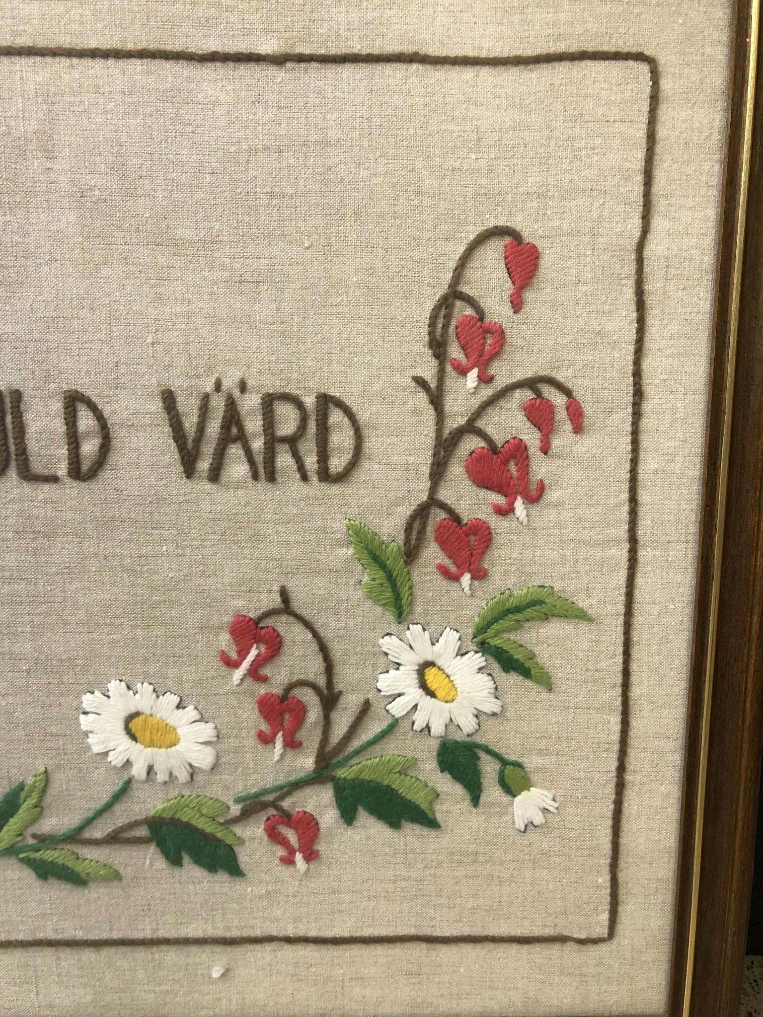 VÄGGBONAD, broderad textil, ordspråk, 1900-talets andra hälft.
