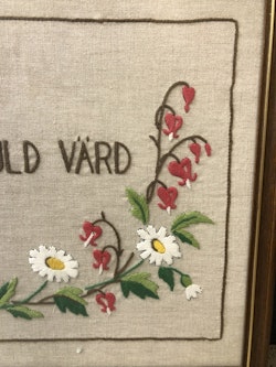VÄGGBONAD, broderad textil, ordspråk, 1900-talets andra hälft.