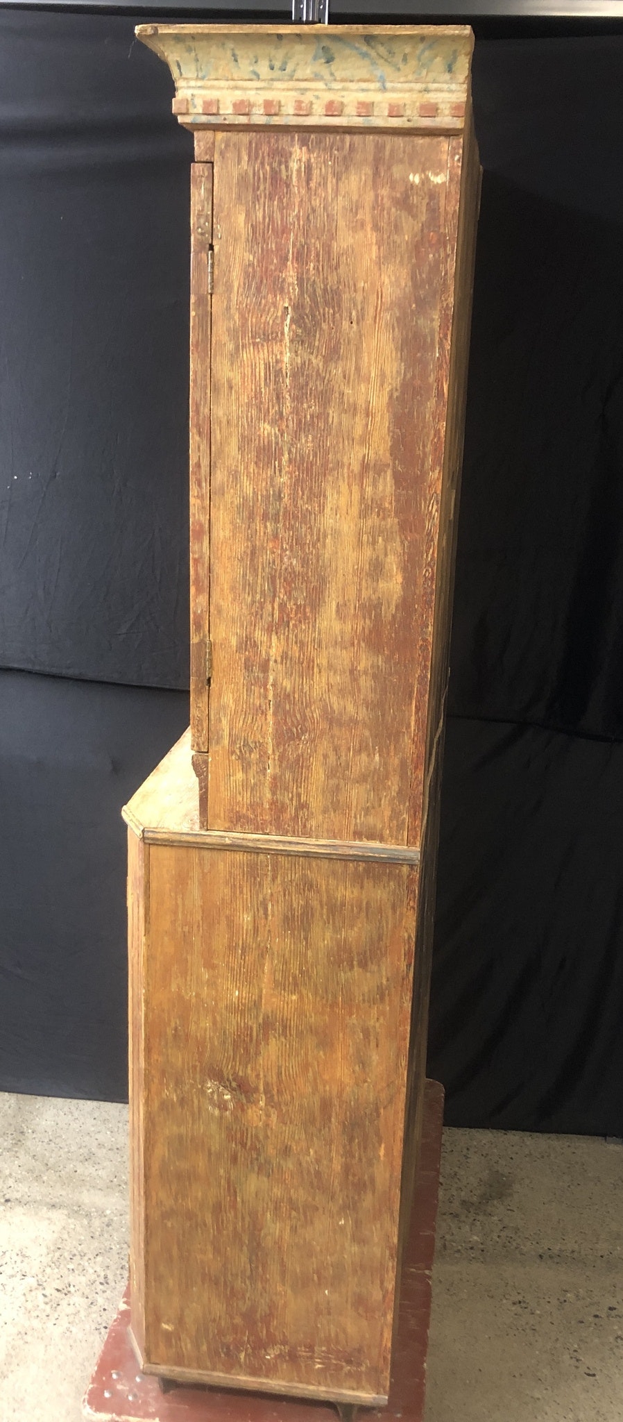 SKÄNKSKÅP, bemålad furu, Gustaviansk stil, 1800-talets-början.