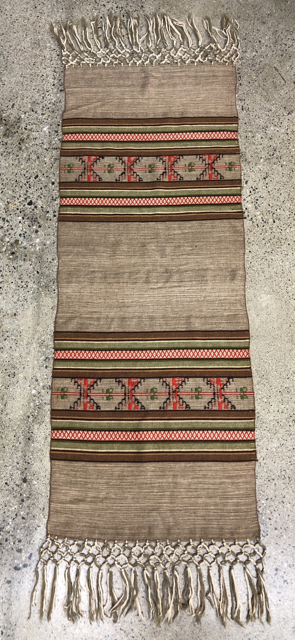 DUK, ull, handvävd, broderad, 1900-talets första hälft.