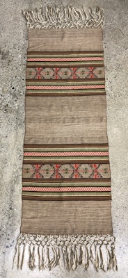 DUK, ull, handvävd, broderad, 1900-talets första hälft.