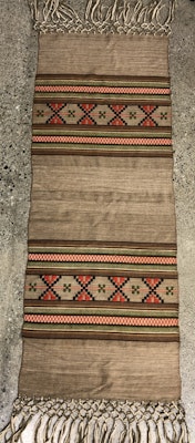 DUK, ull, handvävd, broderad, 1900-talets första hälft.