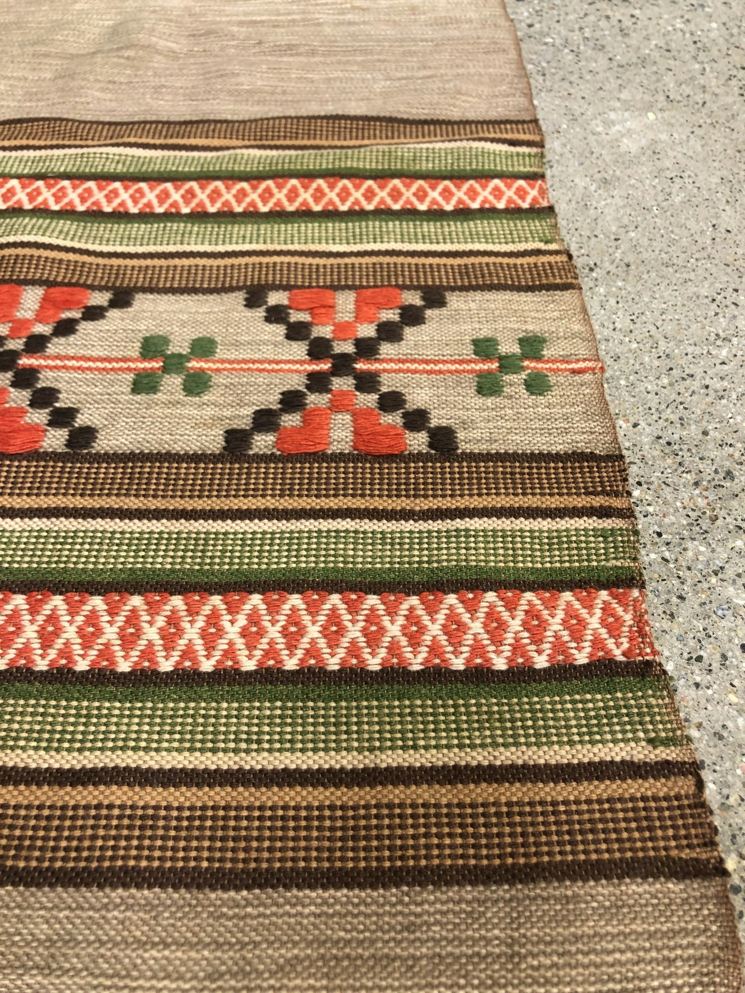 DUK, ull, handvävd, broderad, 1900-talets första hälft.