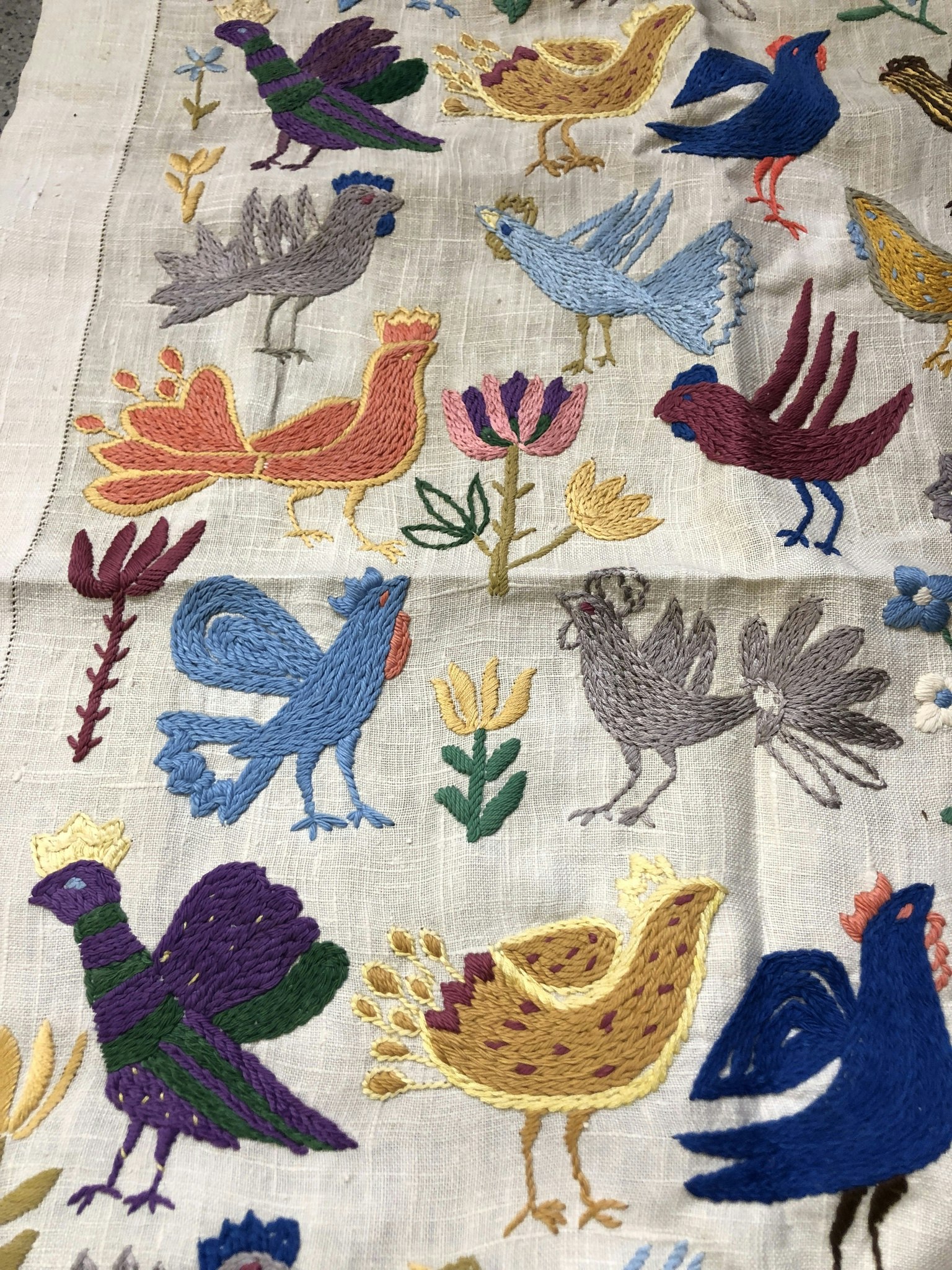 DUK/BONAD, linne, med broderade fåglar, 1900-talets första hälft.