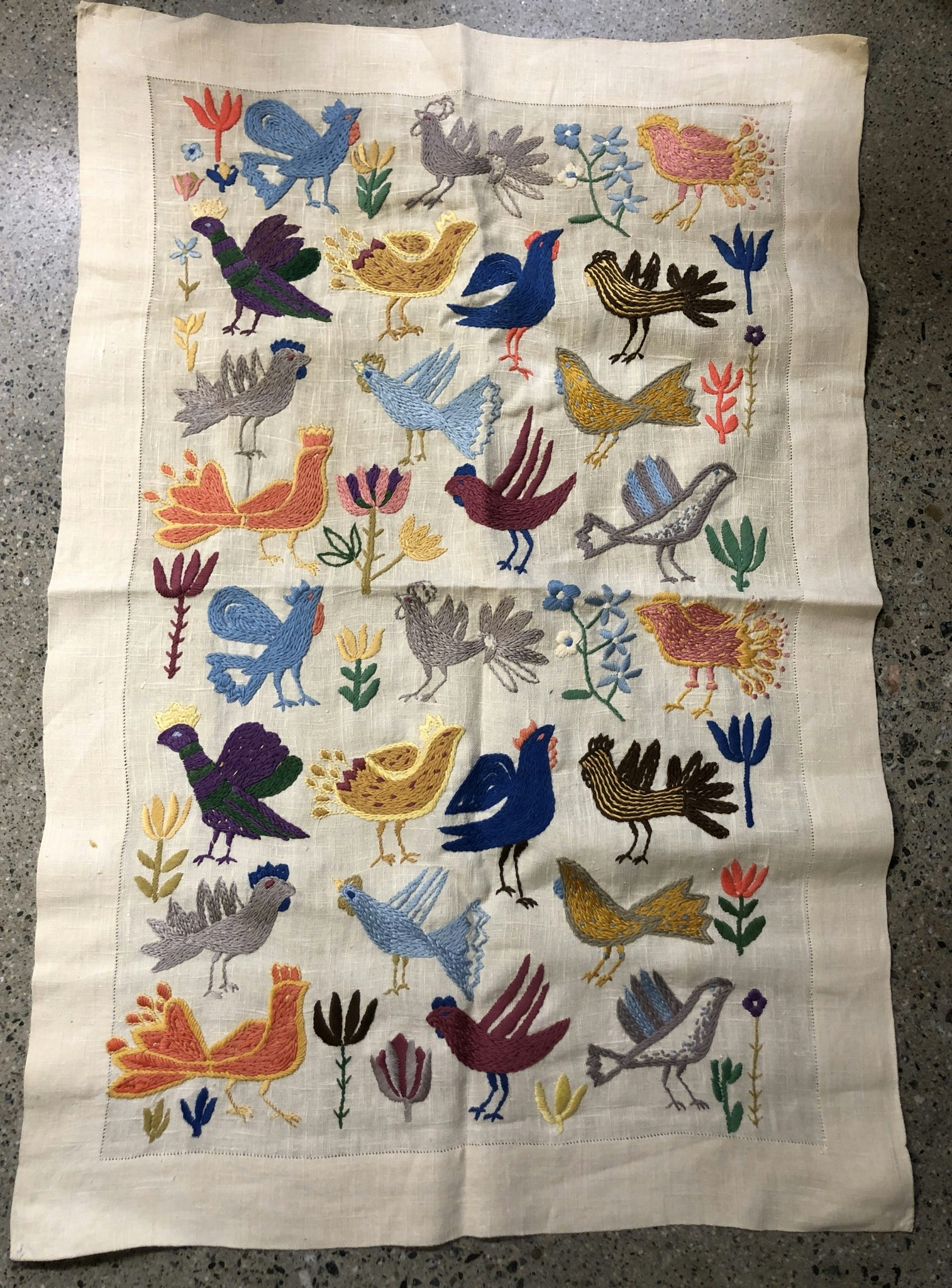 DUK/BONAD, linne, med broderade fåglar, 1900-talets första hälft.