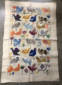 DUK/BONAD, linne, med broderade fåglar, 1900-talets första hälft.