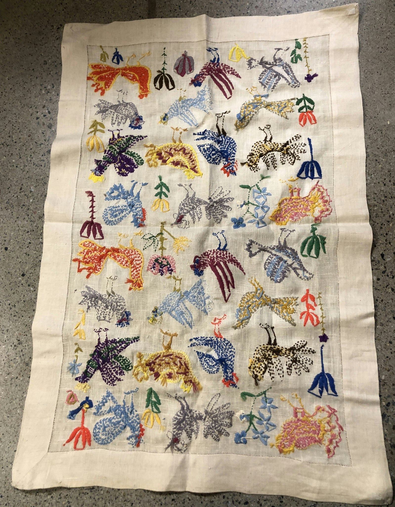 DUK/BONAD, linne, med broderade fåglar, 1900-talets första hälft.