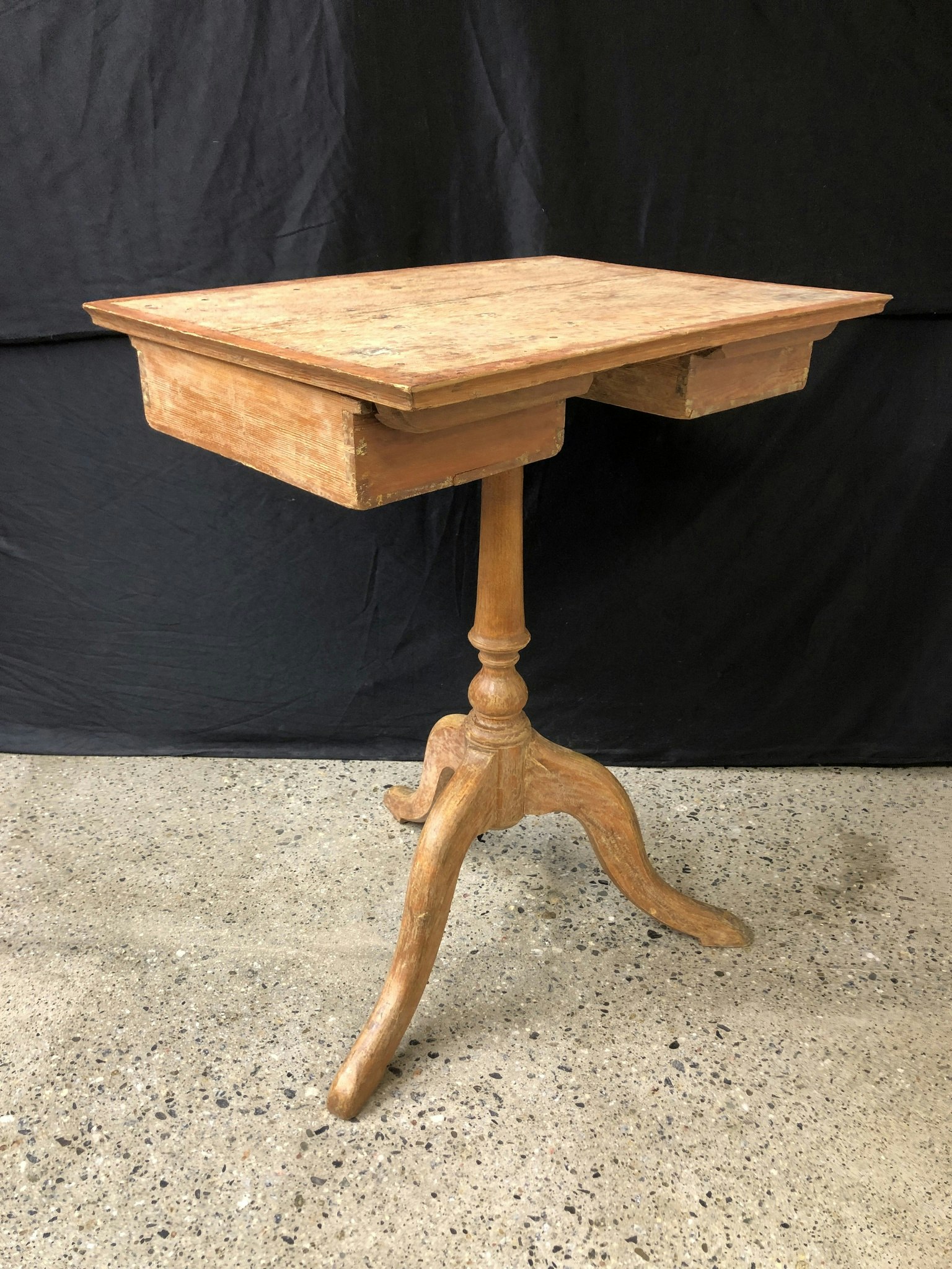 COLUMN TABLE, painted wood, early 19th century.