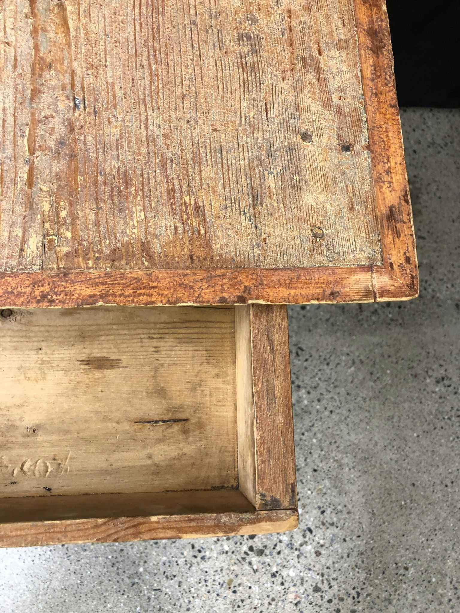 COLUMN TABLE, painted wood, early 19th century.