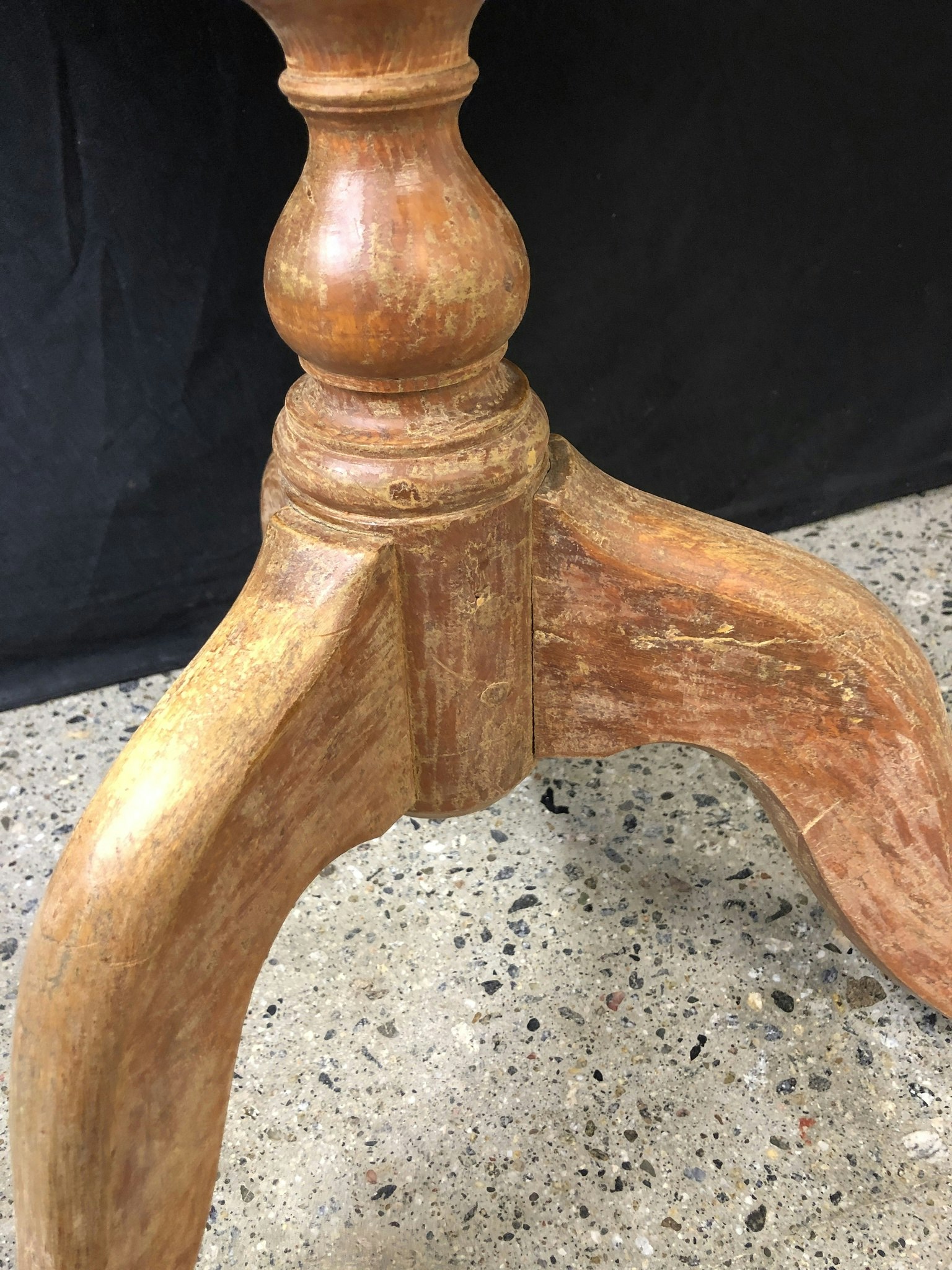 COLUMN TABLE, painted wood, early 19th century.