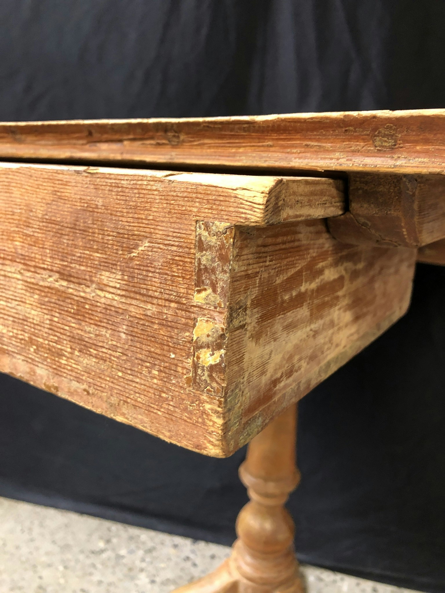 COLUMN TABLE, painted wood, early 19th century.