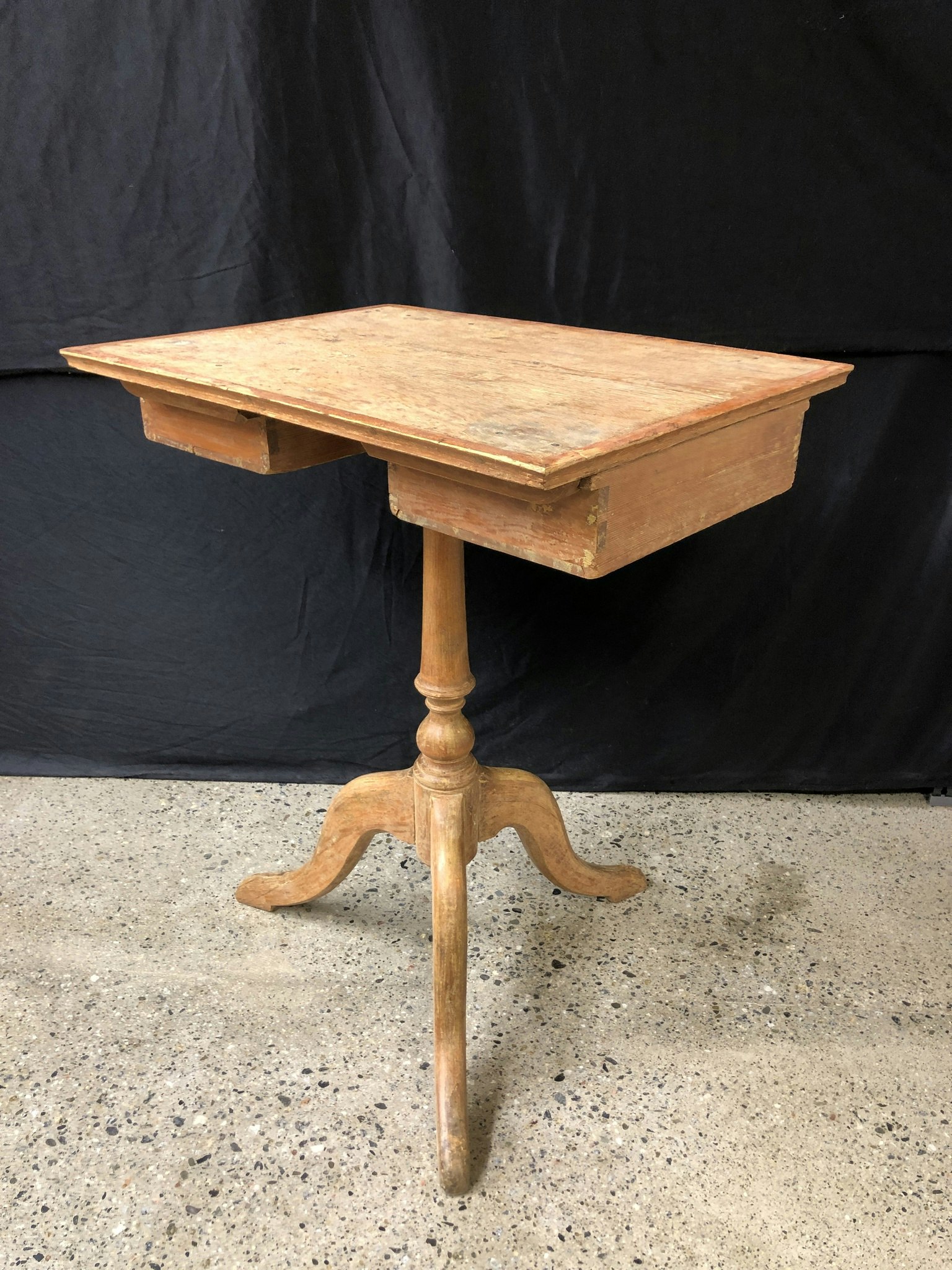COLUMN TABLE, painted wood, early 19th century.