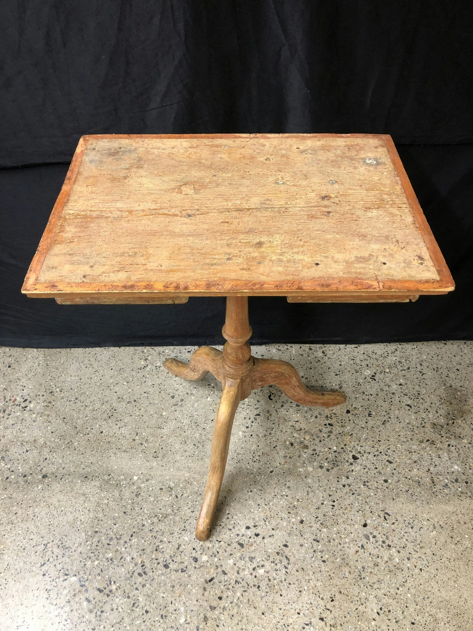 COLUMN TABLE, painted wood, early 19th century.