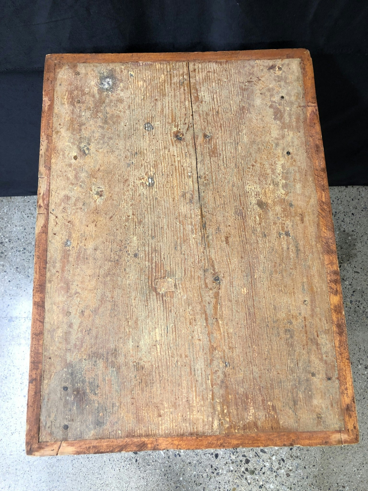 COLUMN TABLE, painted wood, early 19th century.