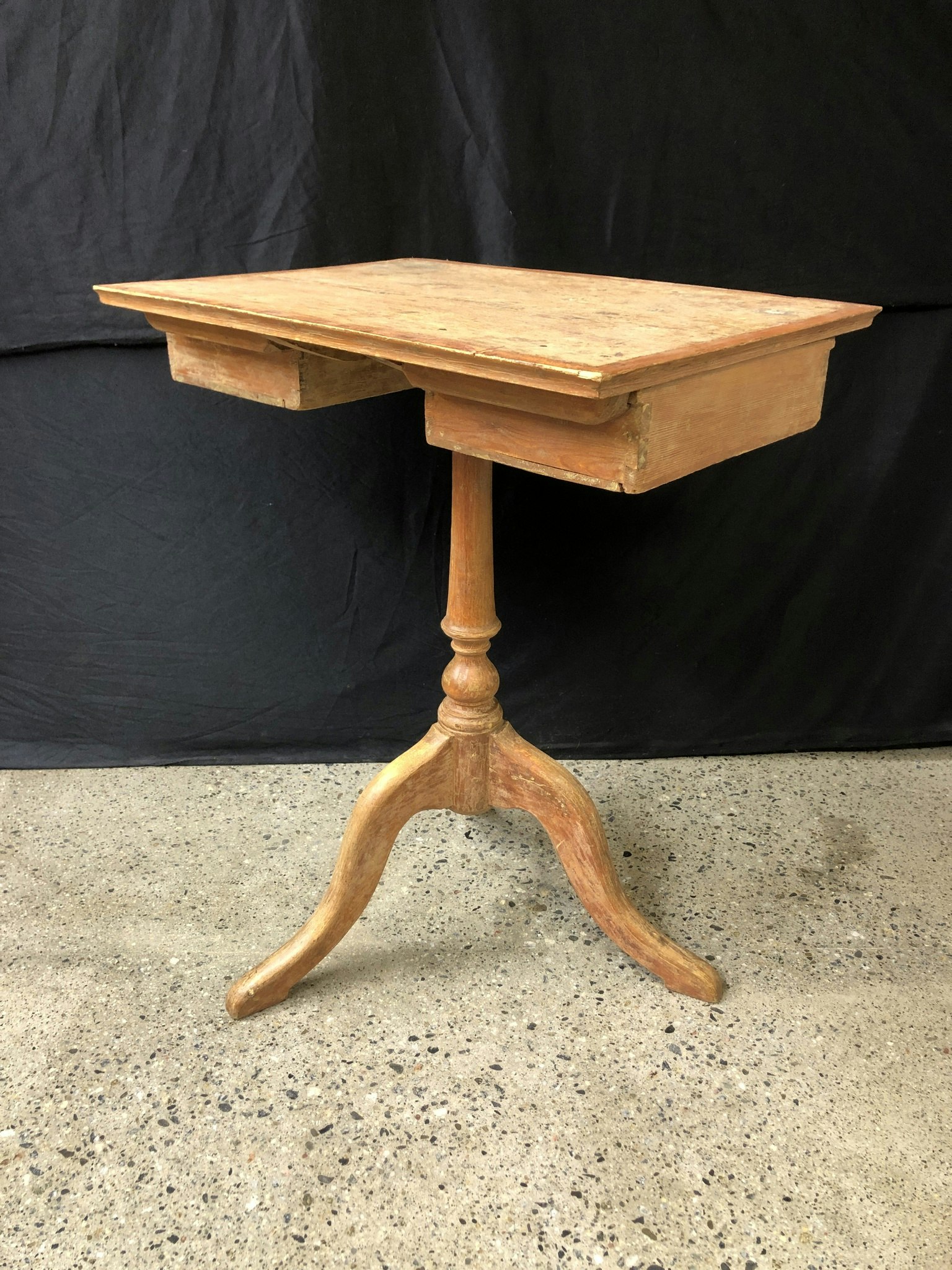 COLUMN TABLE, painted wood, early 19th century.