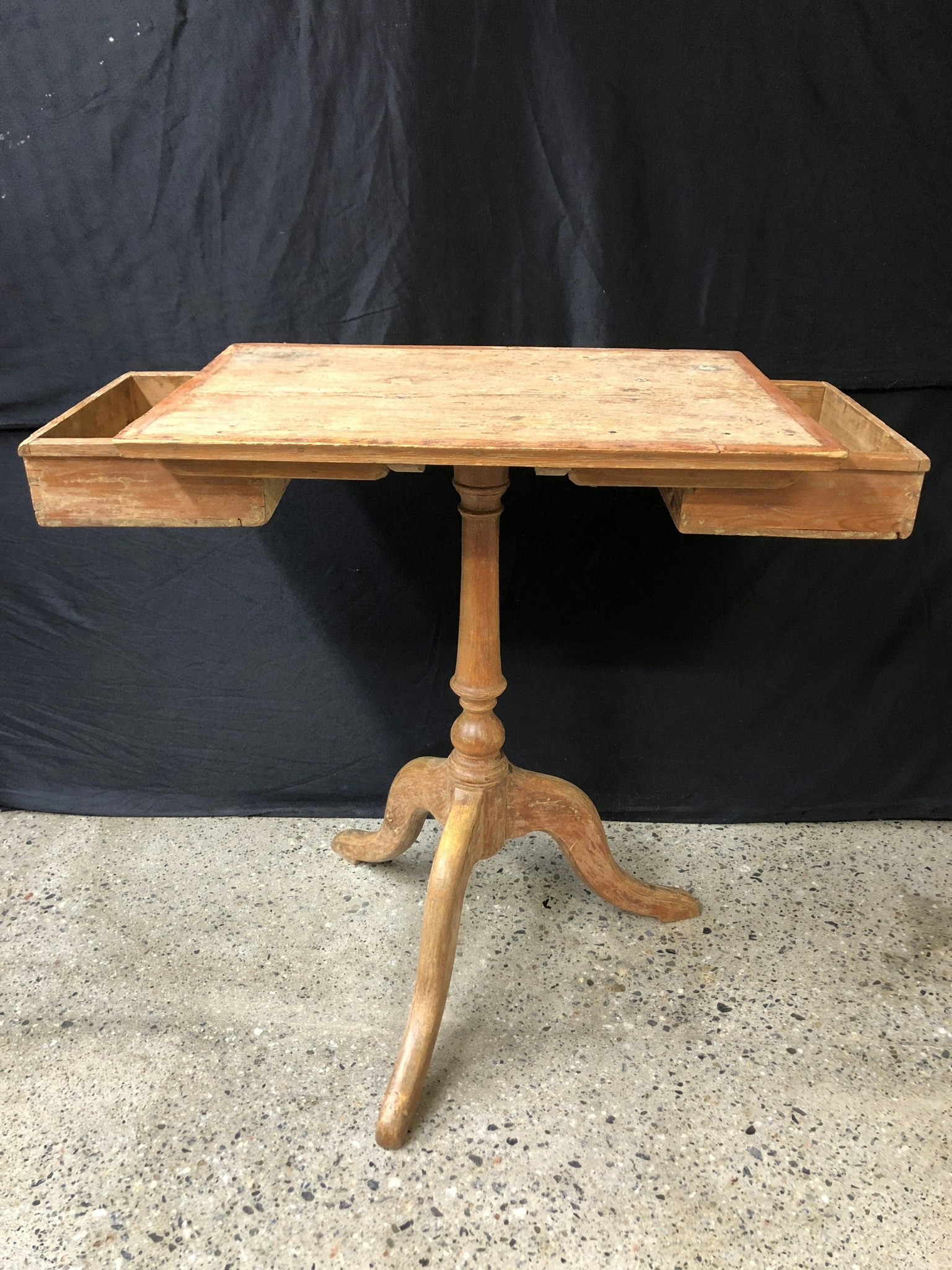 COLUMN TABLE, painted wood, early 19th century.