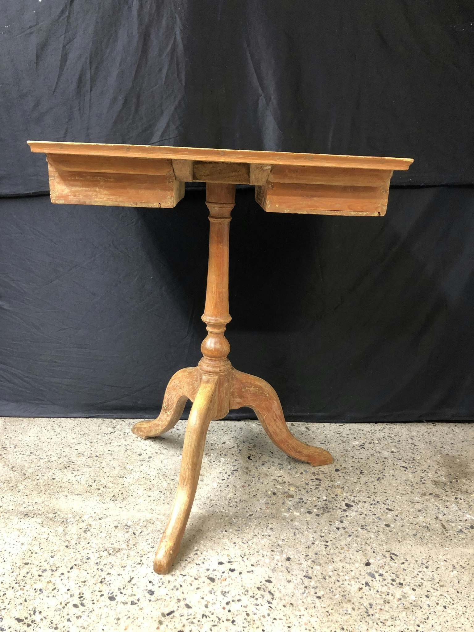 COLUMN TABLE, painted wood, early 19th century.
