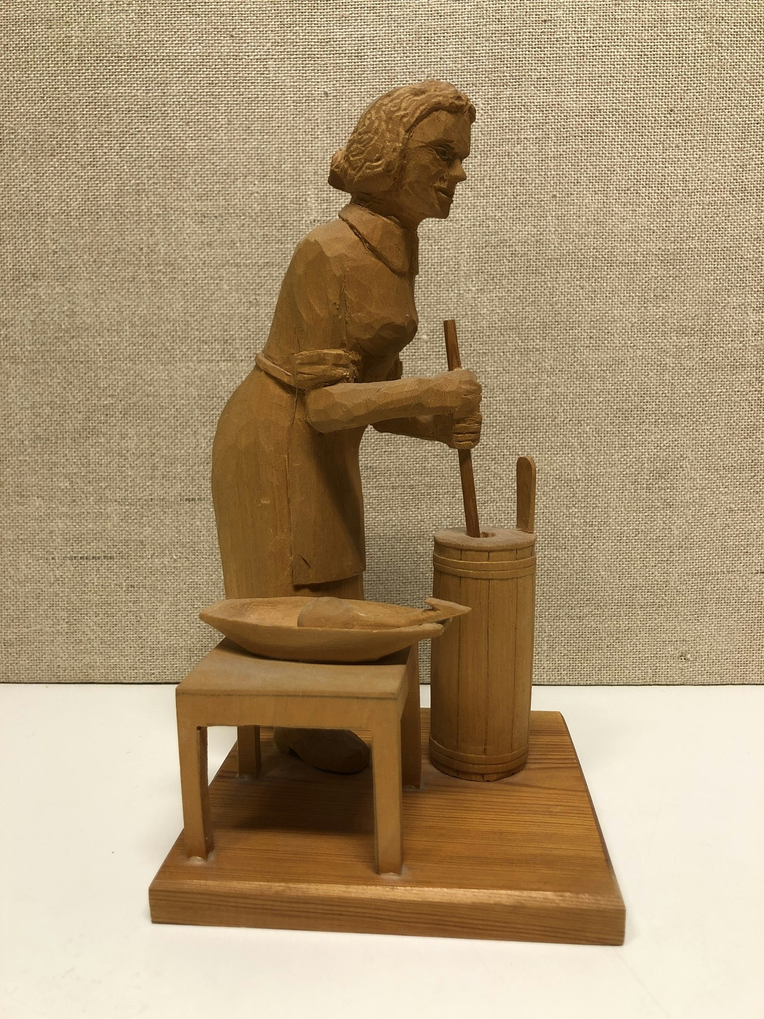 SKULPTUR, trä, "Smörkärnskan" Paul Forsgren, Torrböle Nordmaling.