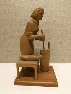 SKULPTUR, trä, "Smörkärnskan" Paul Forsgren, Torrböle Nordmaling.