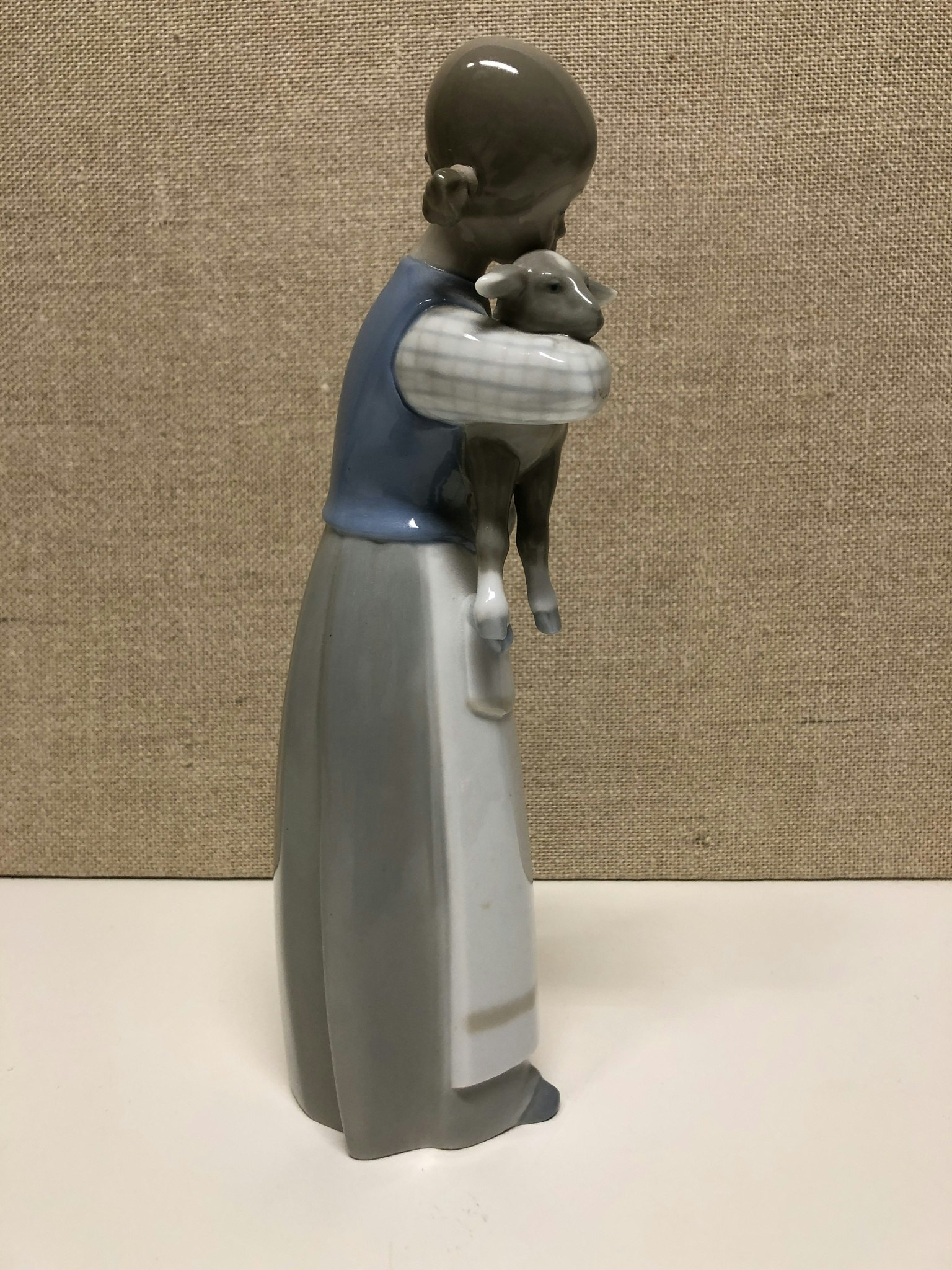 FIGURIN, porslin, flicka med lamm, Ladro, Spain, 1900-talets andra hälft.