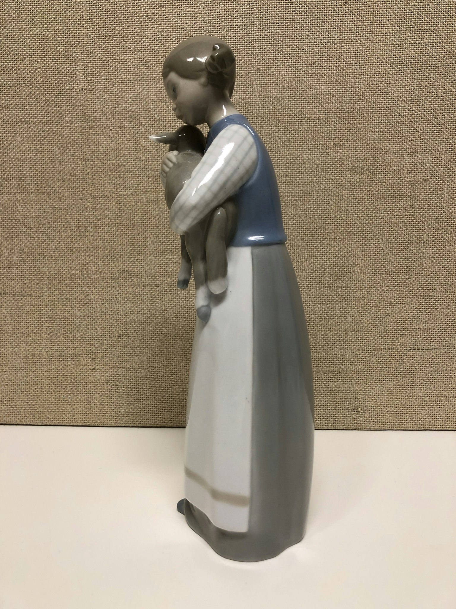 FIGURIN, porslin, flicka med lamm, Ladro, Spain, 1900-talets andra hälft.