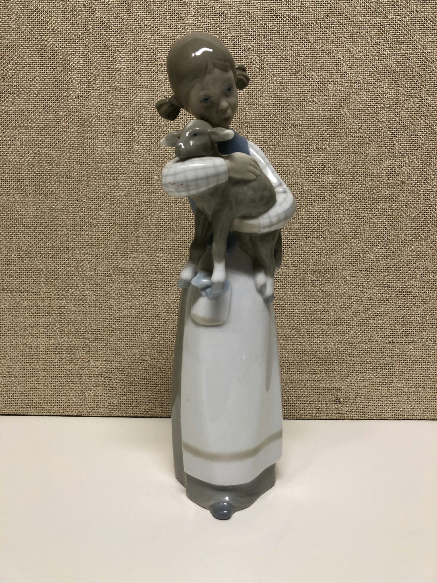 FIGURIN, porslin, flicka med lamm, Ladro, Spain, 1900-talets andra hälft.