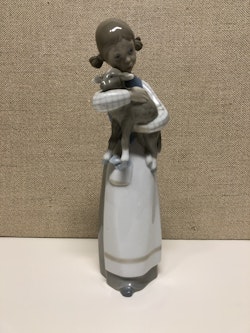 FIGURIN, porslin, flicka med lamm, Ladro, Spain, 1900-talets andra hälft.