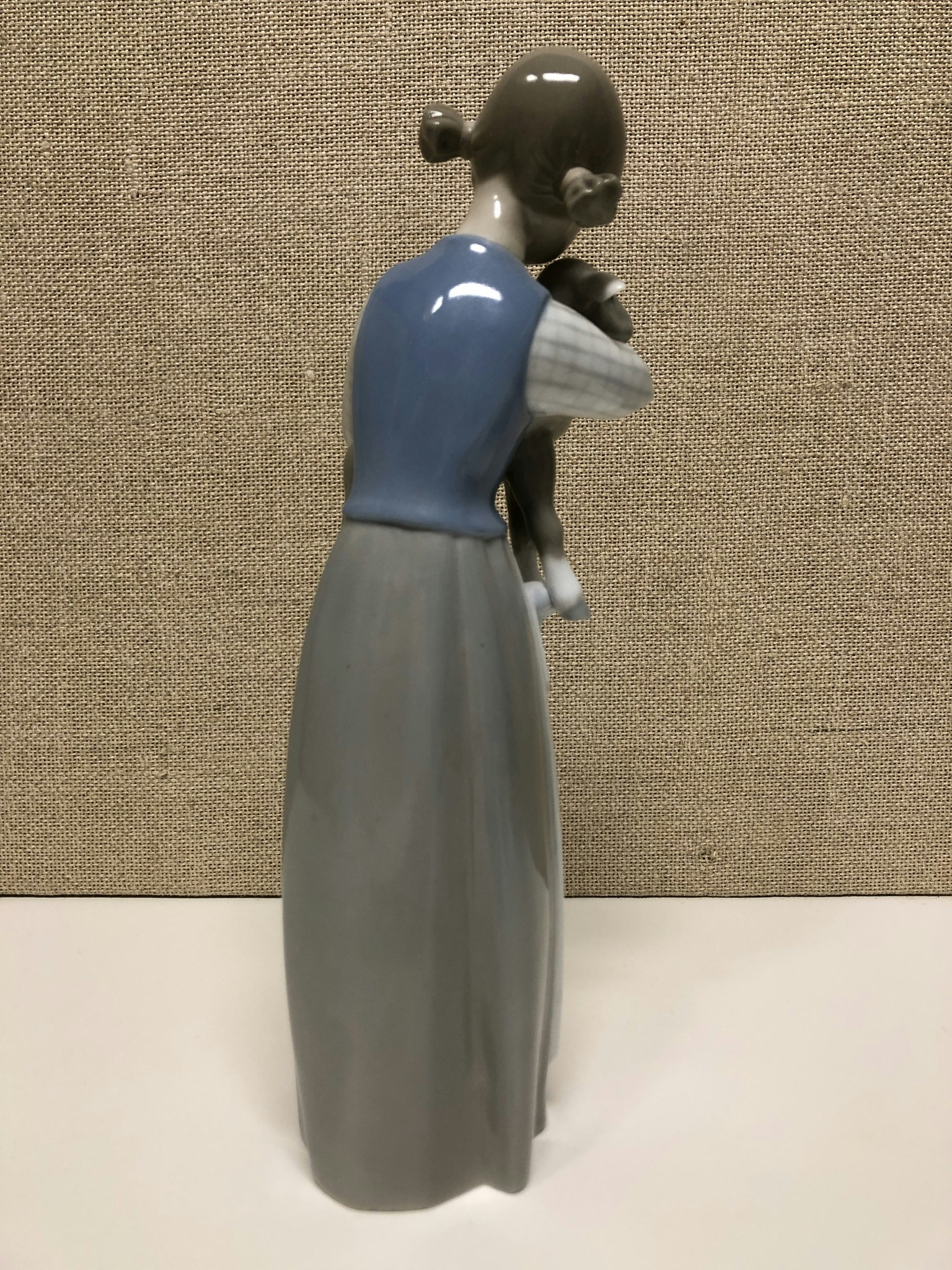 FIGURIN, porslin, flicka med lamm, Ladro, Spain, 1900-talets andra hälft.