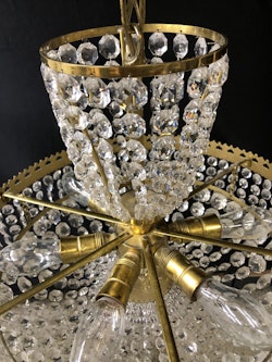 TAKLAMPA, mässing, prismor, 1900-talets mitt.