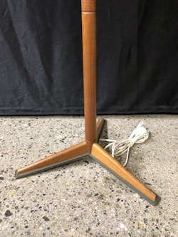 GOLVLAMPA, teak/metall, 1950/60-tal.