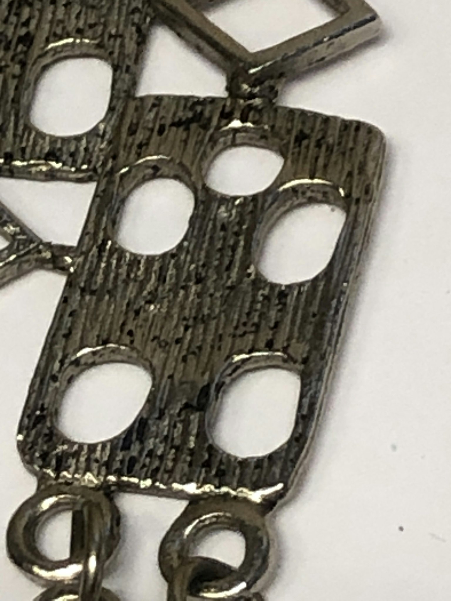 Halsband, tenn, stämplad P63