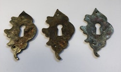 BESLAG, 3 st. nyckelskyltar, metall, rokokostil, 1900-talets mitt.