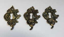 BESLAG, 3 st. nyckelskyltar, metall, rokokostil, 1900-talets mitt.