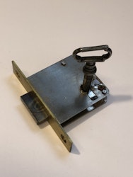 MÖBELLÅS/INNSTICKSLÅS 3 st. & NYCKEL, metall, 1900-talets första hälft