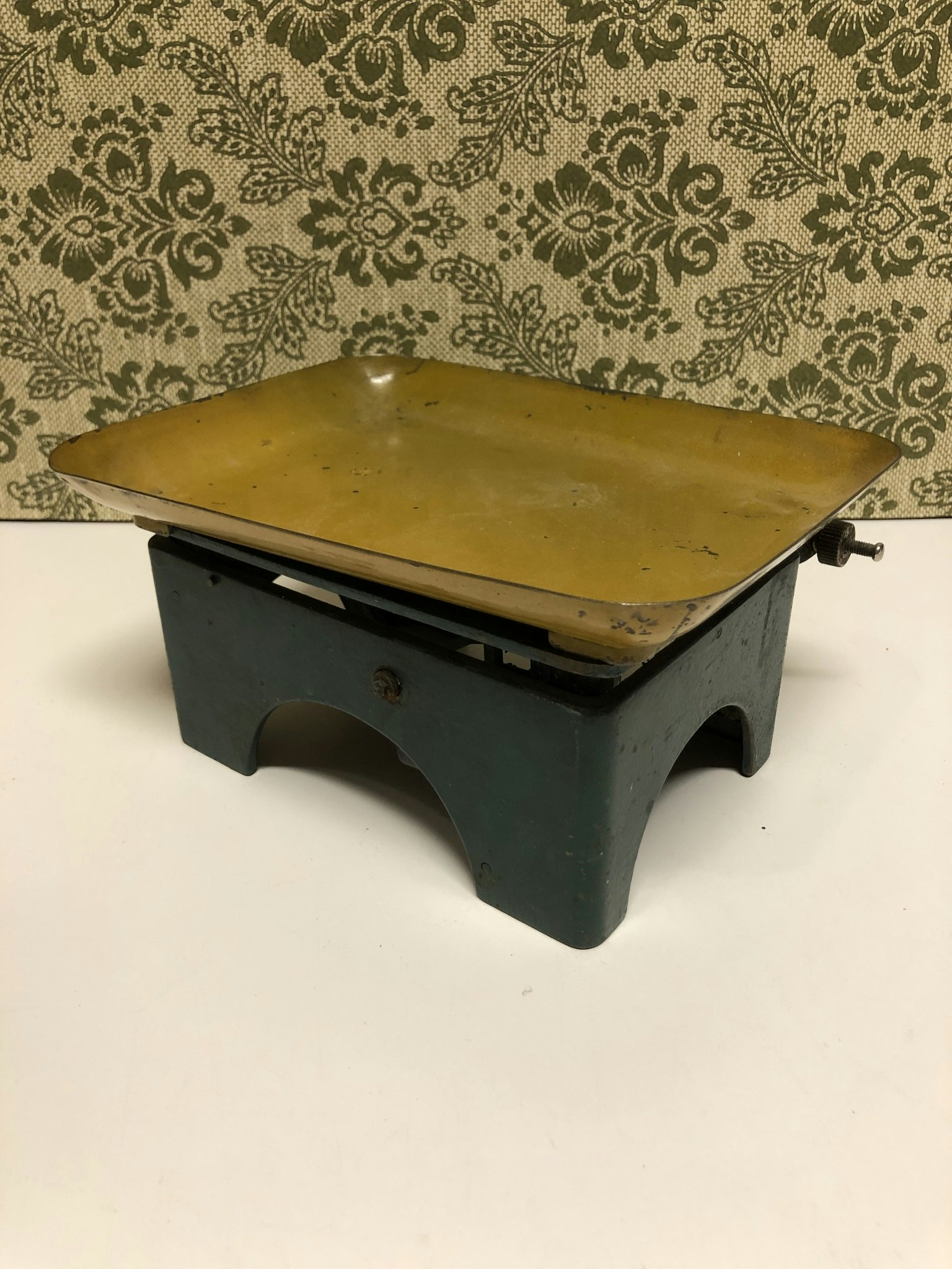 HOUSEHOLD SCALE, metal, Domus, first half of the 20th century.