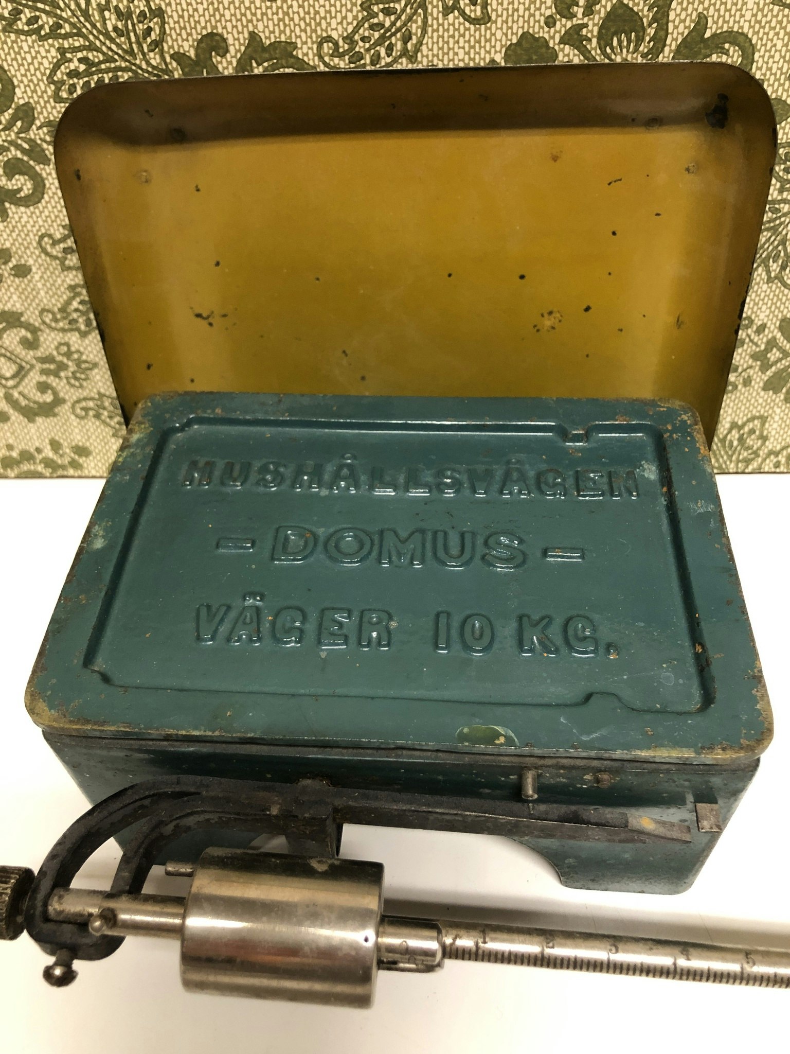 HOUSEHOLD SCALE, metal, Domus, first half of the 20th century.