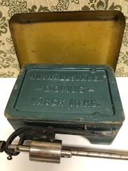 HOUSEHOLD SCALE, metal, Domus, first half of the 20th century.