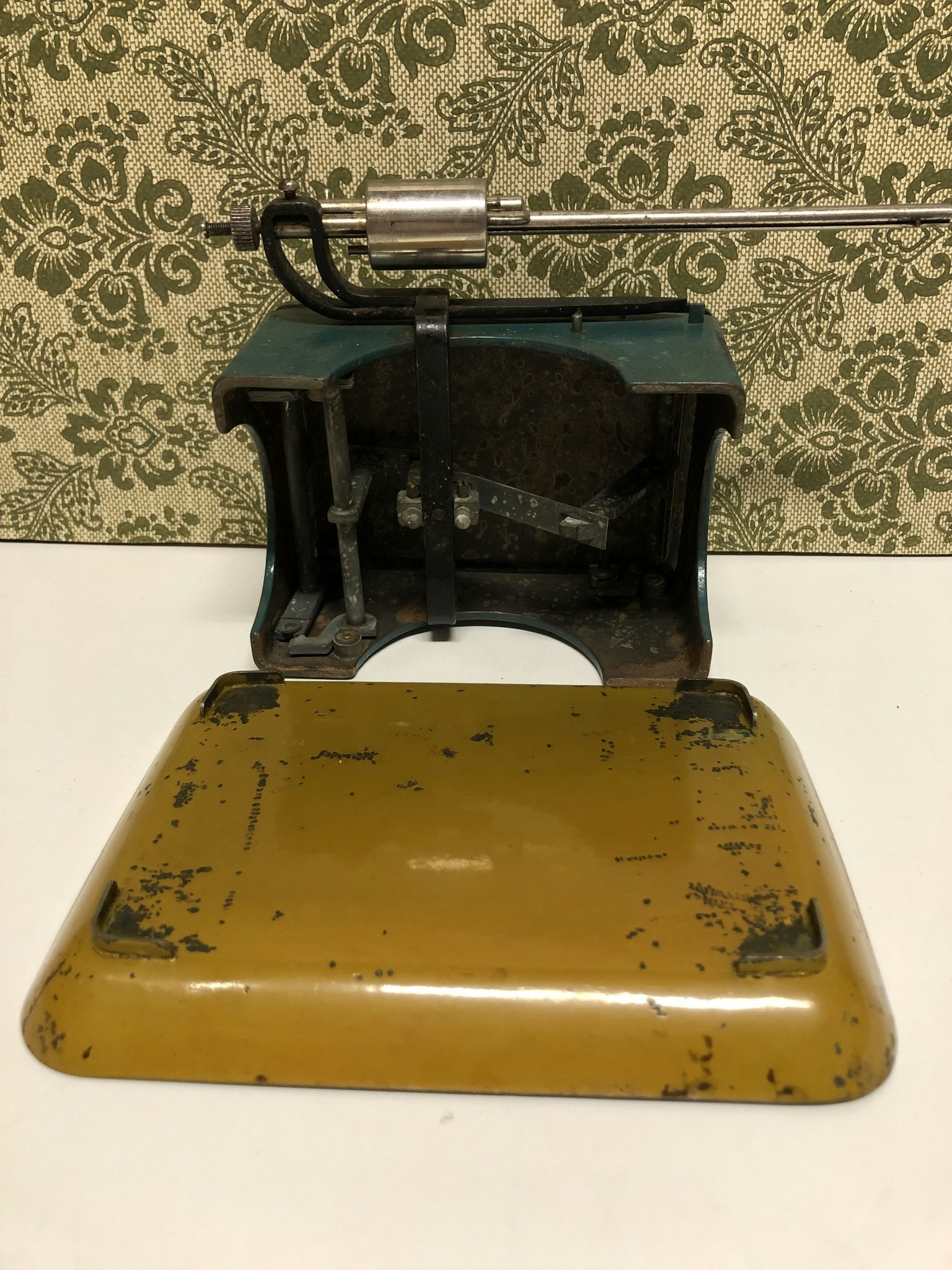 HOUSEHOLD SCALE, metal, Domus, first half of the 20th century.