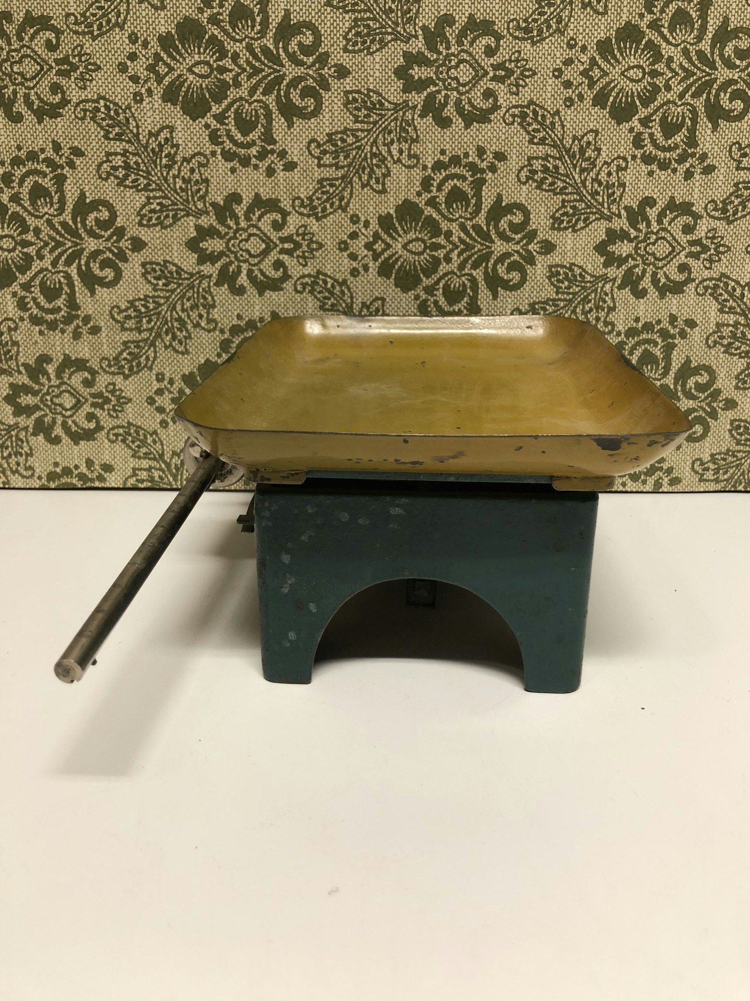 HOUSEHOLD SCALE, metal, Domus, first half of the 20th century.