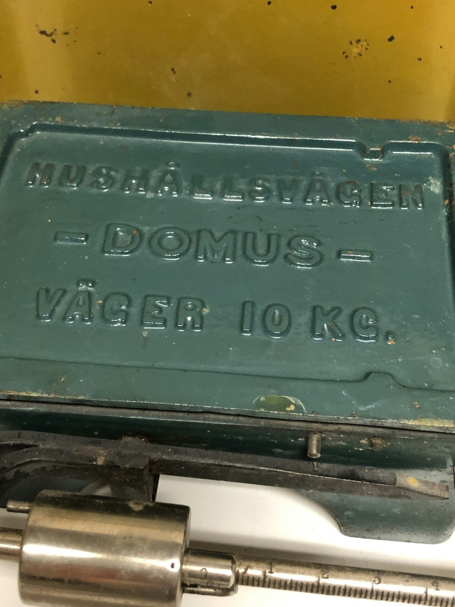 HOUSEHOLD SCALE, metal, Domus, first half of the 20th century.
