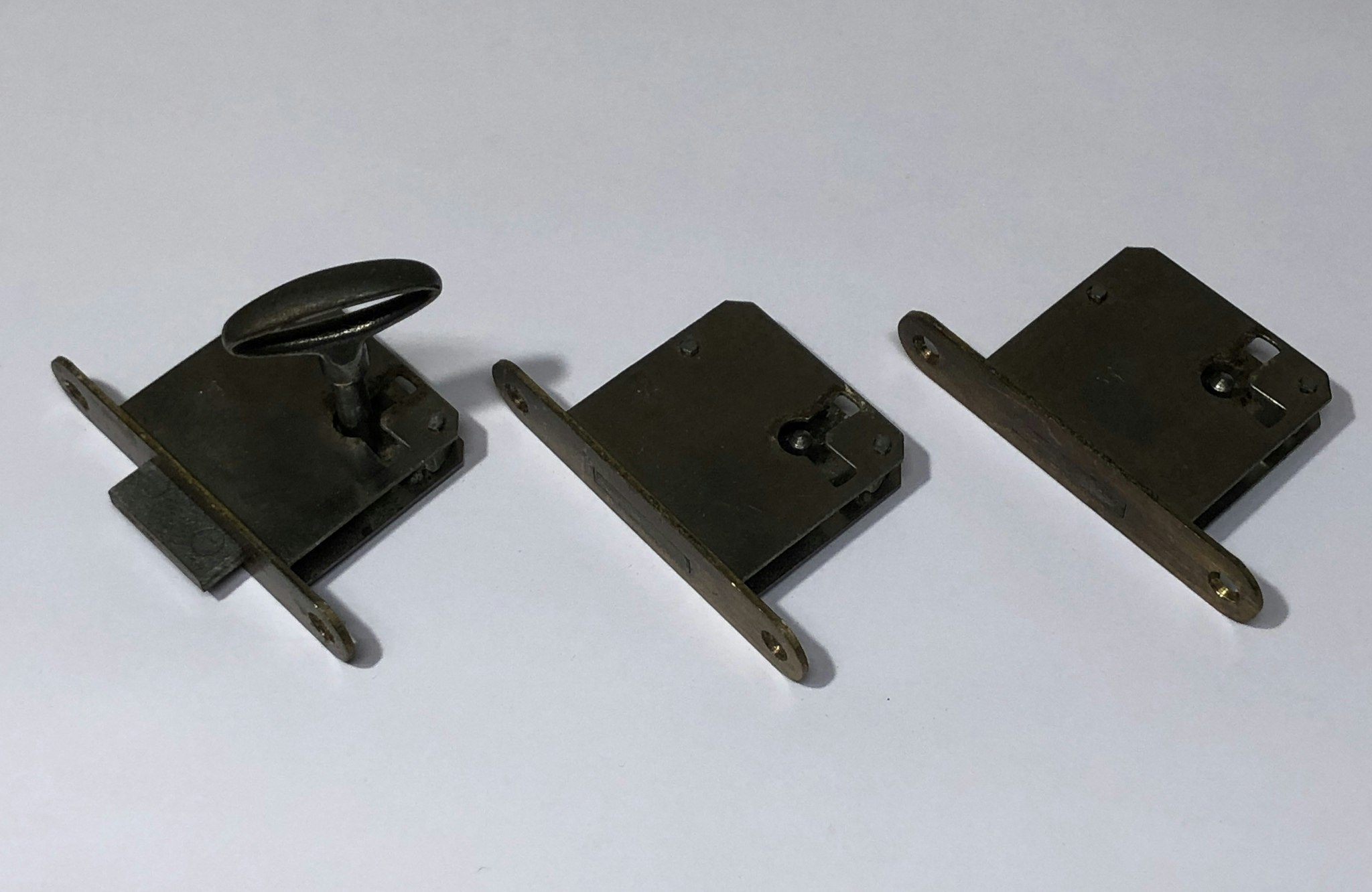 MÖBELLÅS/INNSTICKSLÅS 3 st. & NYCKEL, metall, 1900-talets första hälft