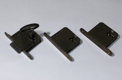 MÖBELLÅS/INNSTICKSLÅS 3 st. & NYCKEL, metall, 1900-talets första hälft