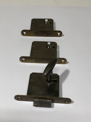 MÖBELLÅS/INNSTICKSLÅS 3 st. & NYCKEL, metall, 1900-talets första hälft