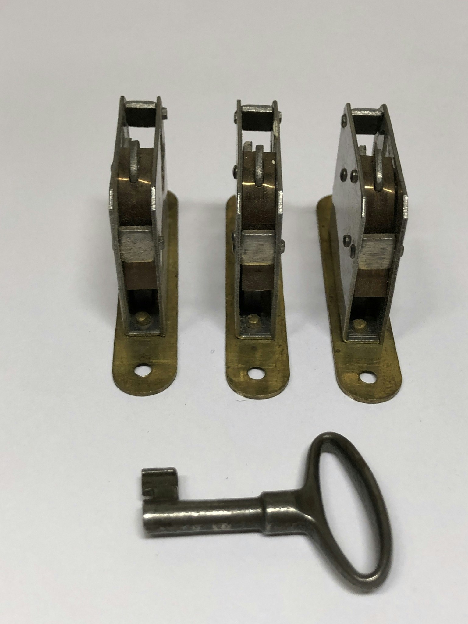 MÖBELLÅS/INNSTICKSLÅS 3 st. & NYCKEL, metall, 1900-talets första hälft